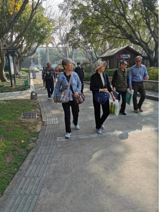 潇洒健步还童年--记厦门工商旅游学校春季健步行550.png