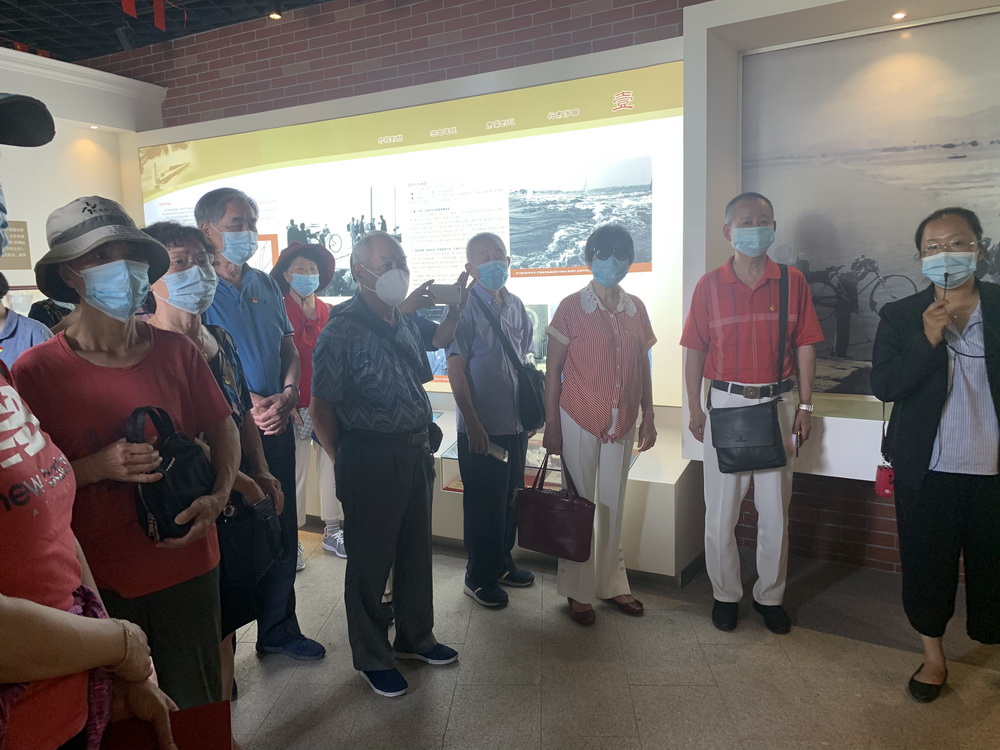 20210511 离退休党总支参观海堤纪念馆  (2).jpg