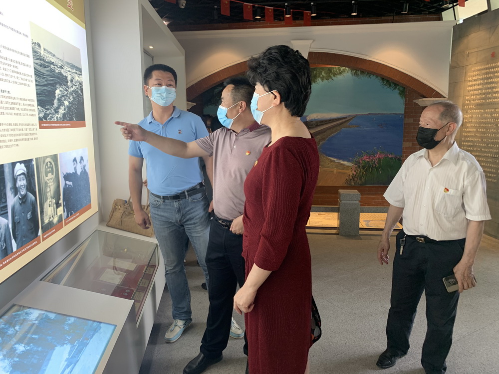 20210511 离退休党总支参观海堤纪念馆  (3).jpg