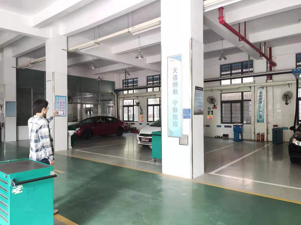 图1杨益涛老师与上汽通用殷雪飞经理现场连线.jpg