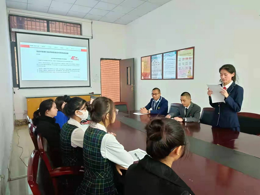 学习40周年贺信 学生代表座谈会 (3).jpg