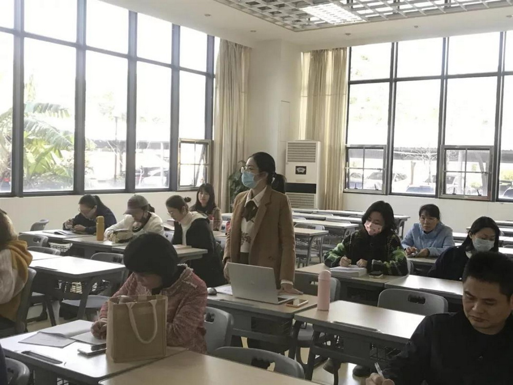 学习40周年贺信 教师代表座谈会 (2).jpg
