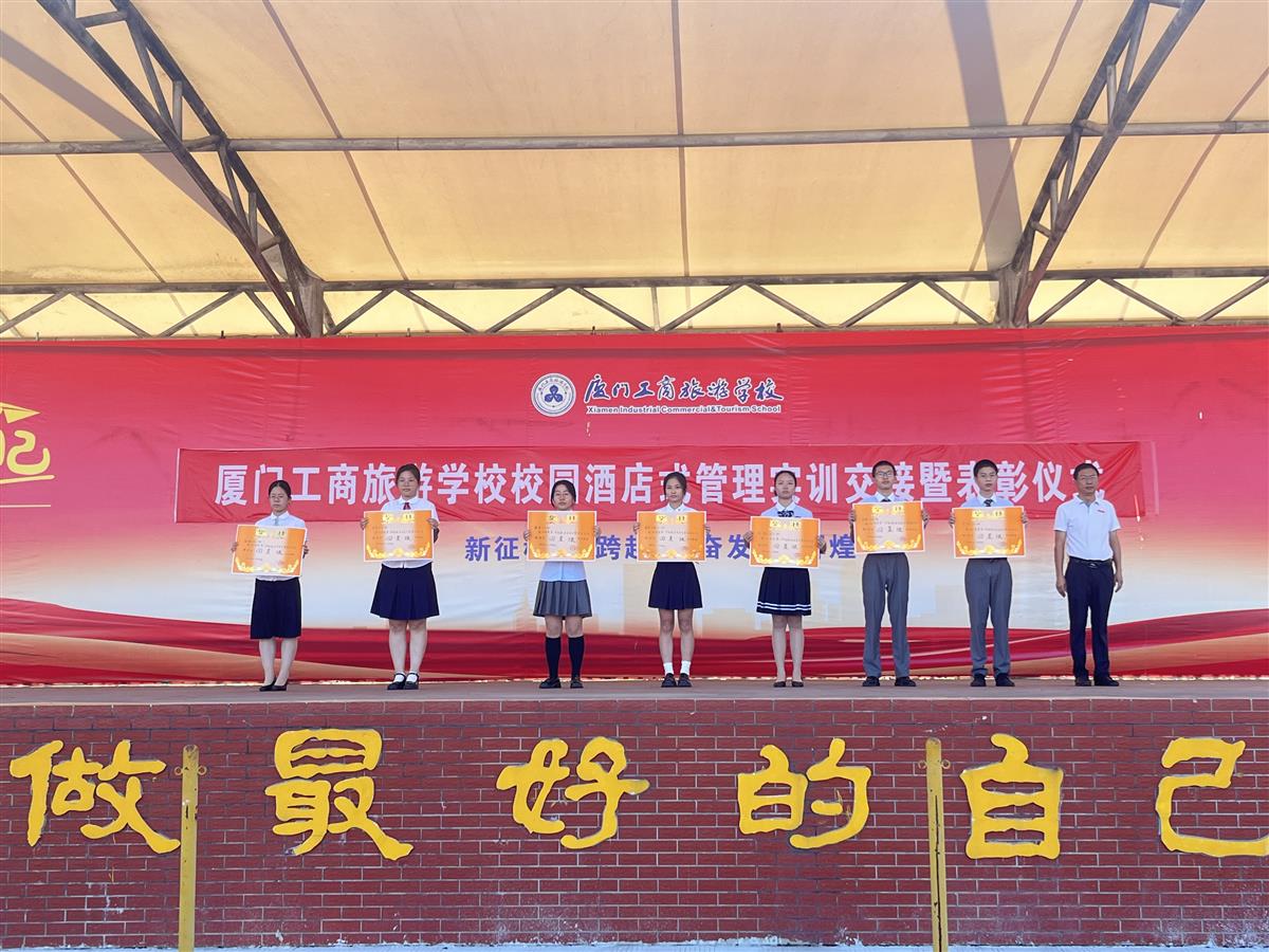 马荣村副校长为四星级实训班级颁奖.jpg