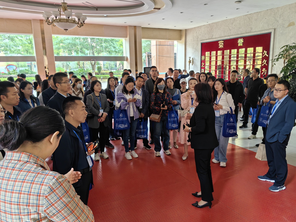 参观校园1.jpg