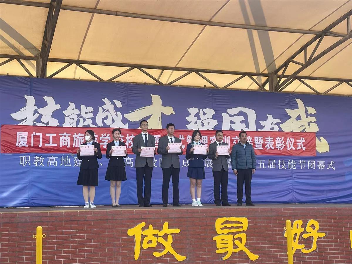 蔡世水副校长为优秀实训生颁奖.jpg