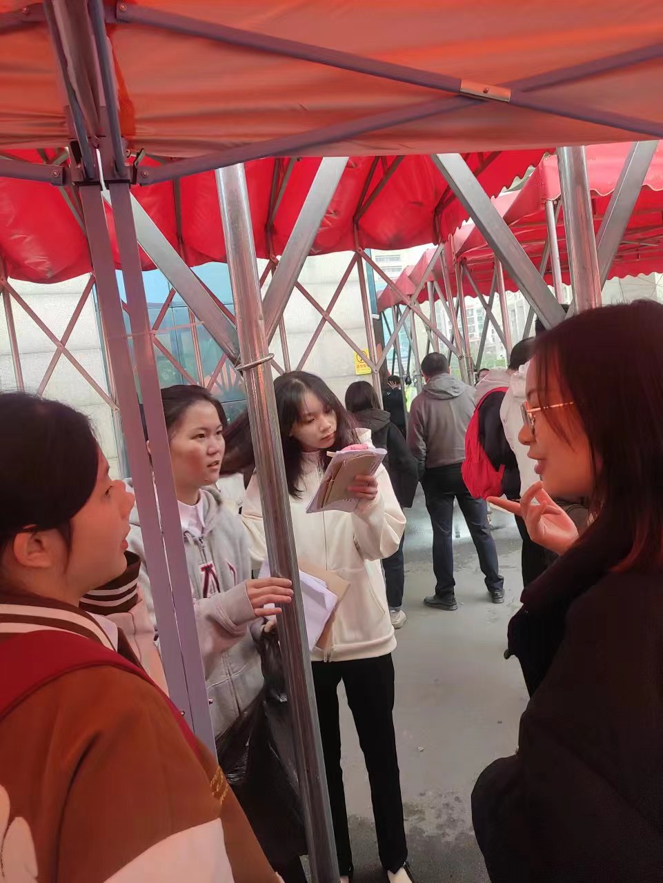 与老师交流2.jpg