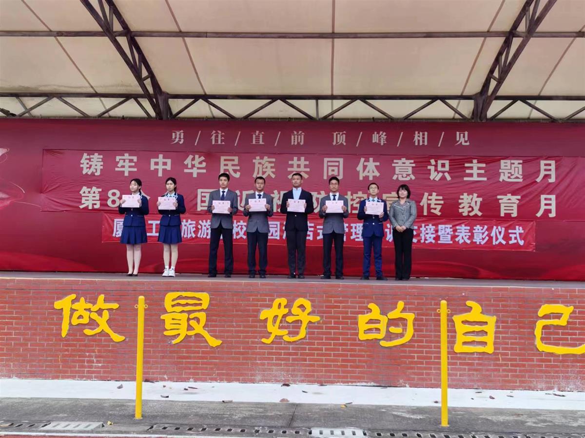 教务处谢怡潆主任为优秀实训生颁奖.jpg