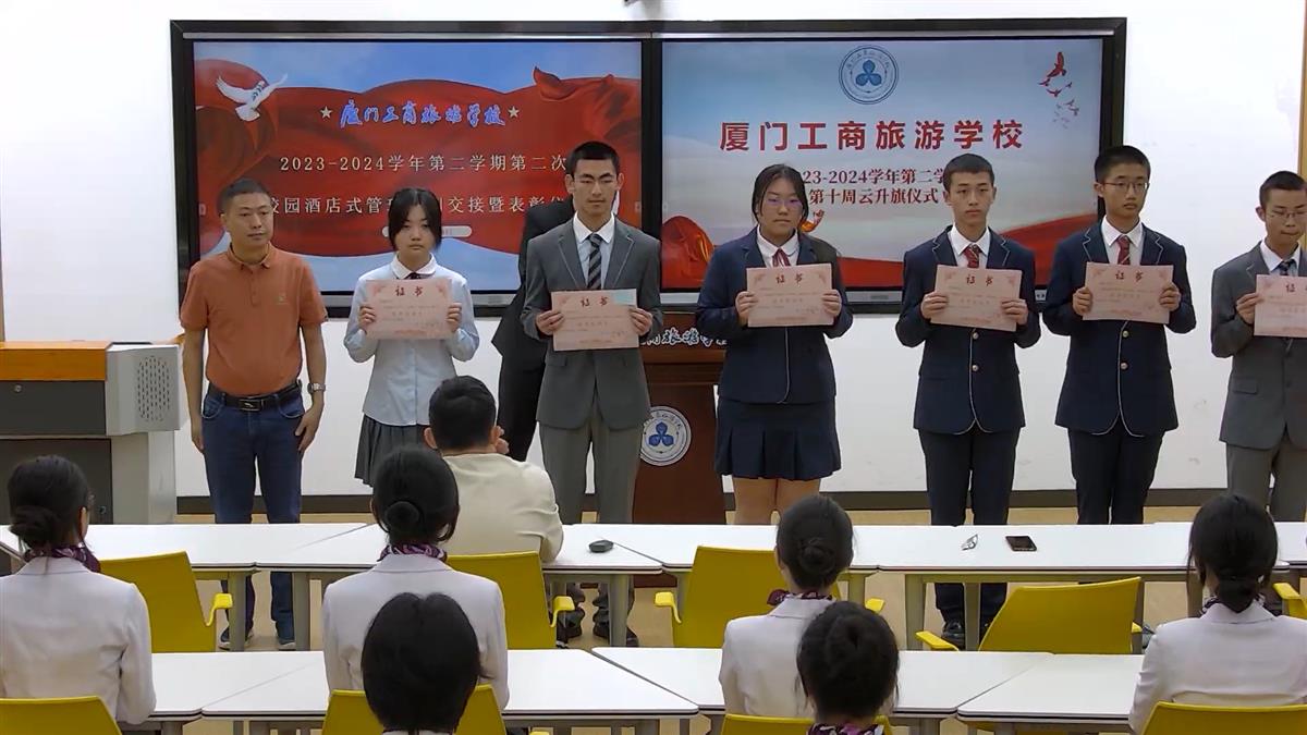马荣村副校长为优秀实训生颁奖.jpg