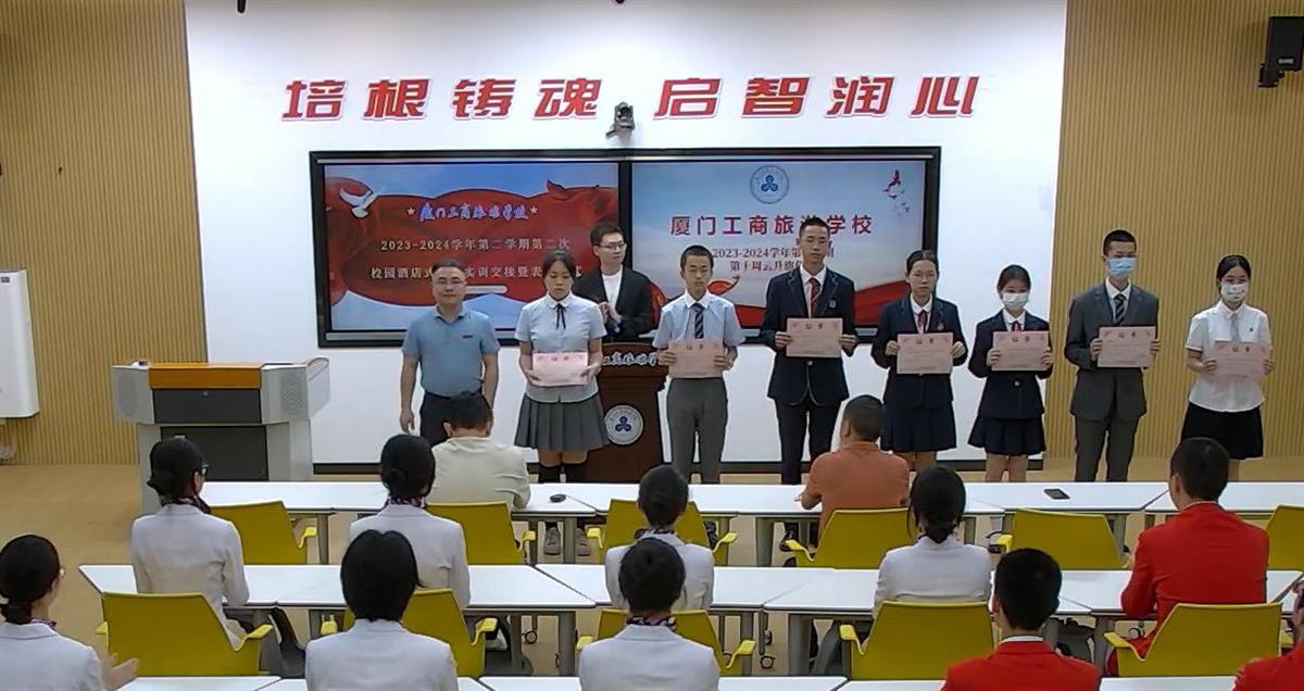 吴建华主任为进步实训生颁奖.jpg
