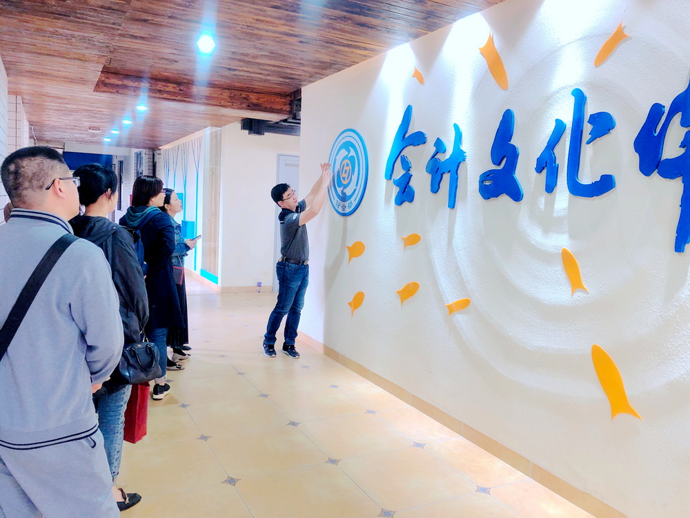 辐射示范——厦门市财经商贸开放周兄弟学校参观会计文化体验中心（1）.JPG