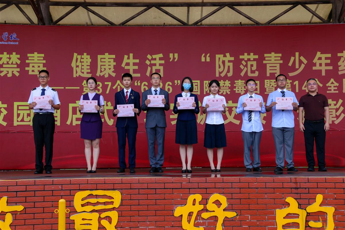 学生处吴建华主任为进步实训生颁奖.jpg