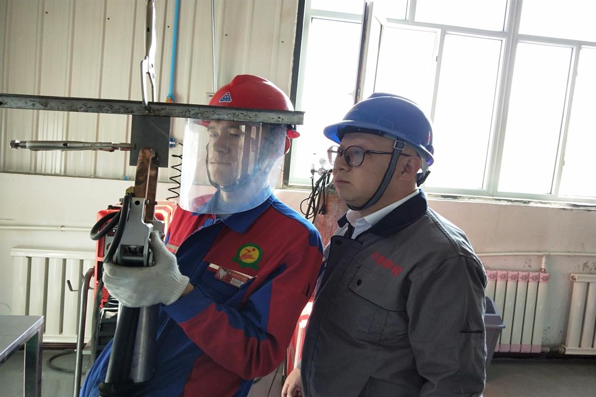 指导学生比赛.jpg