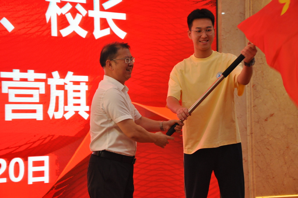 3.杨校授旗.jpg
