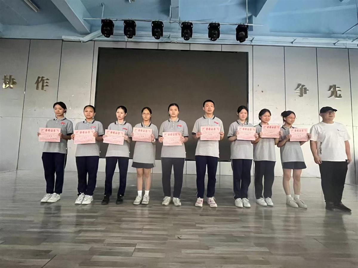 罗老师为手抄报获奖同学颁奖.png