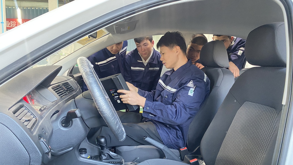指导学生学习汽车诊断技术.jpg