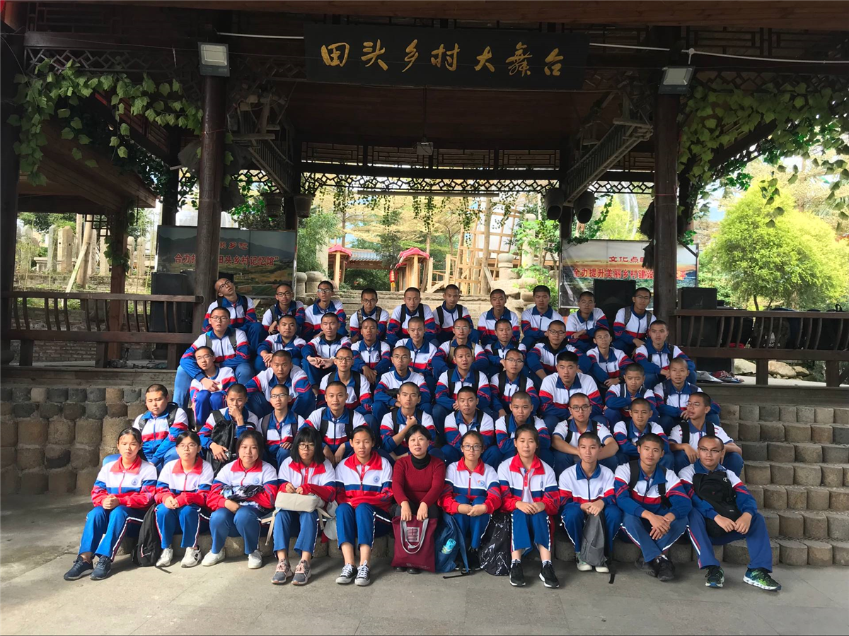 王建凤  和学生在一起秋游.png