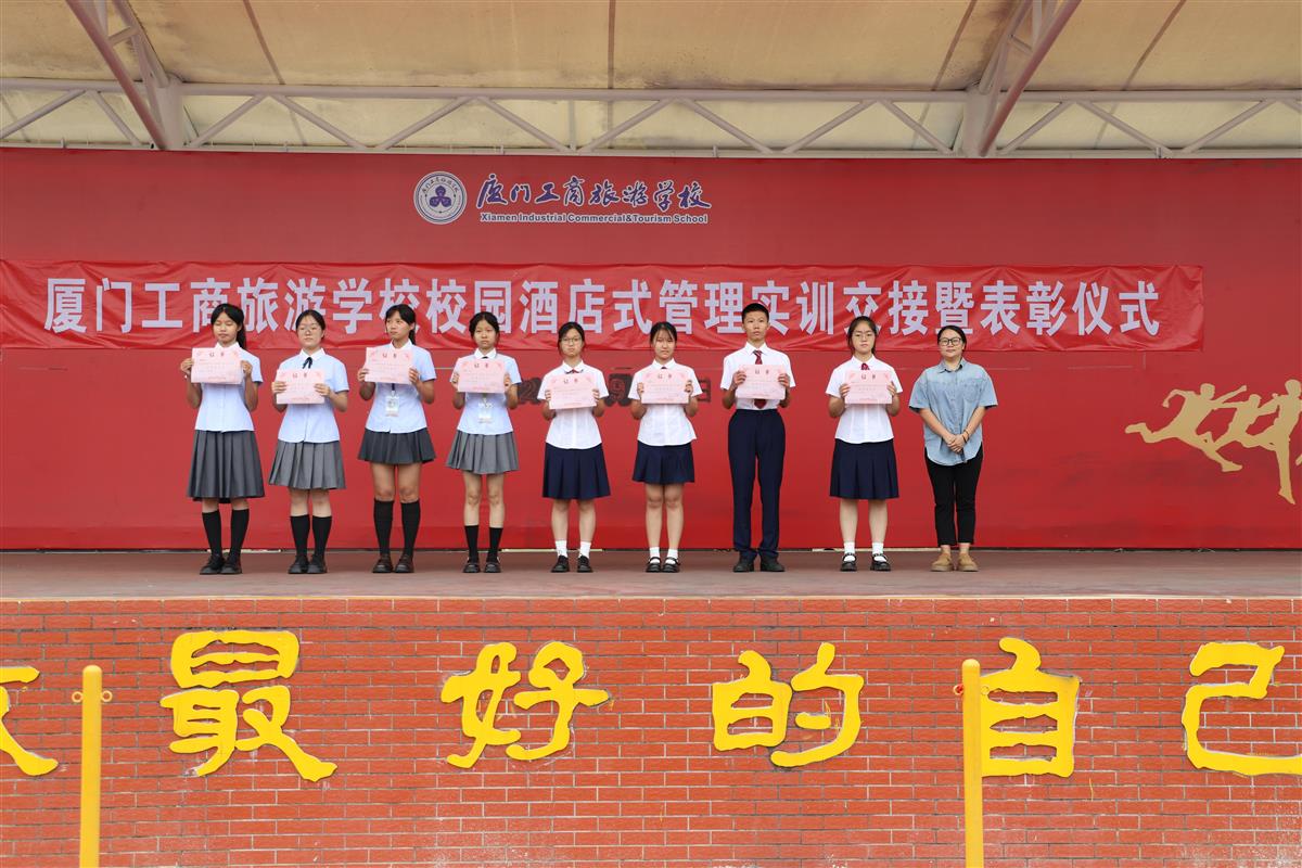 赖晓榕主任为进步实训生颁奖.jpg