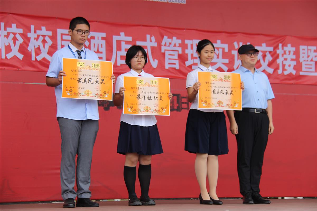 罗志强老师为获奖班级颁奖.jpg