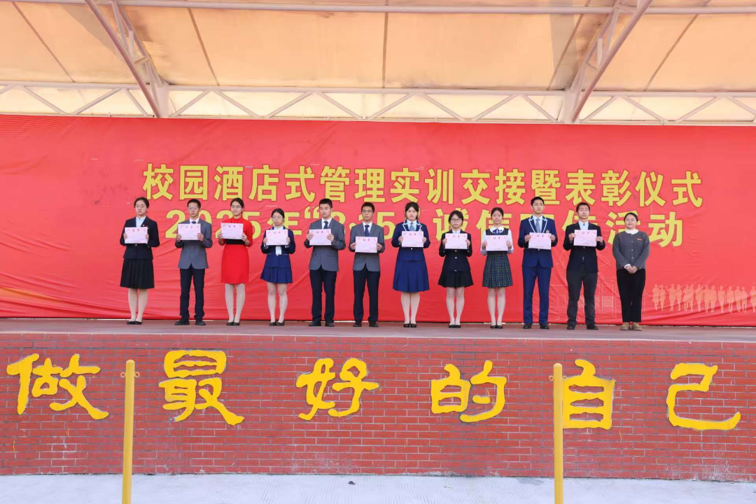 教务处副主任赖晓榕为进步实训生颁奖.png