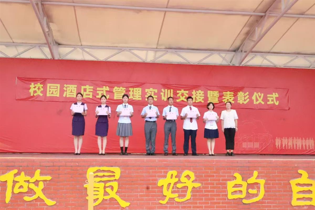 赖晓榕副主任颁奖.jpg